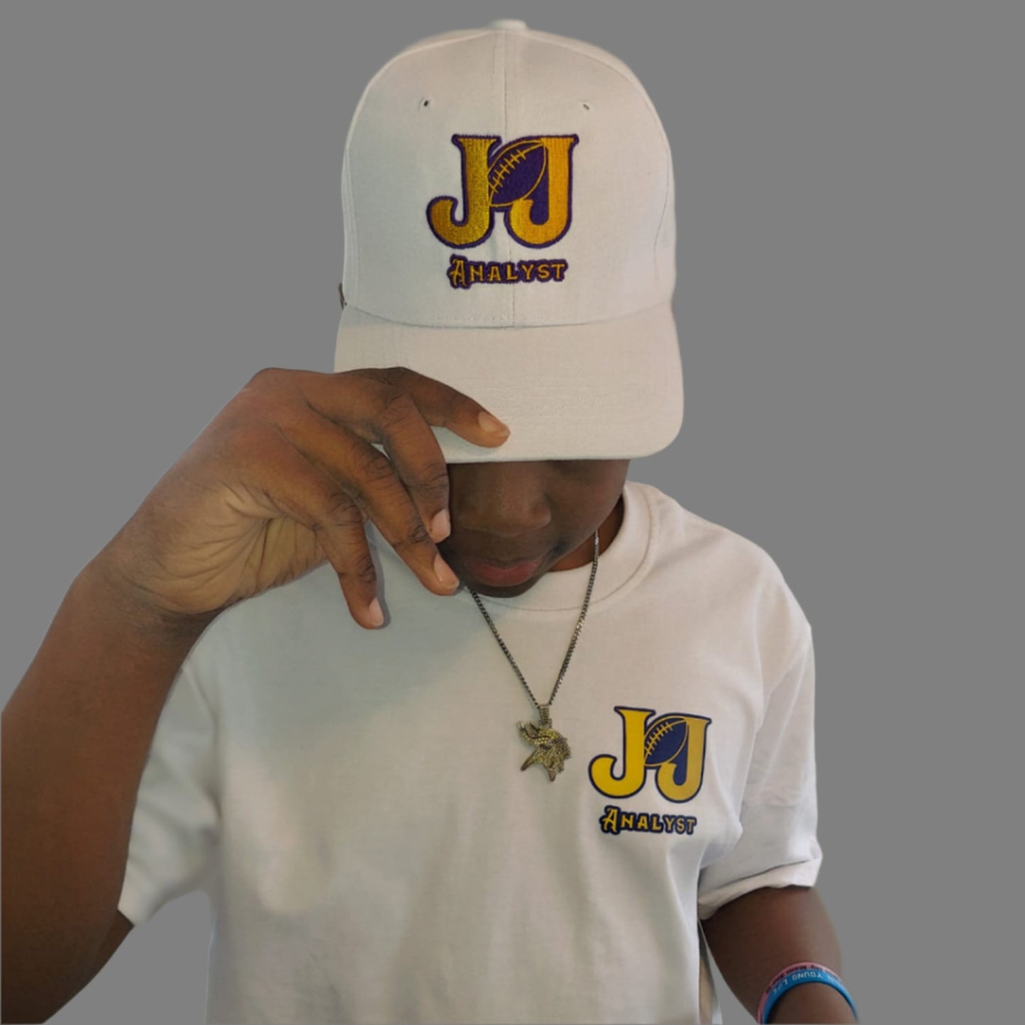 Hats/White. One size fit all (velcro)